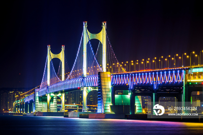 韩国釜山光安大桥夜晚。