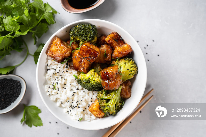 白底西兰花和米饭的健康豆腐碗俯视图。素食概念
