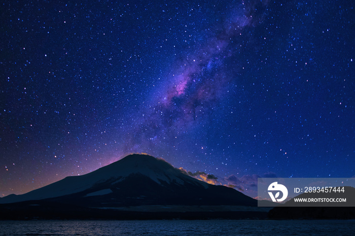 未明の富士山と満天の星空