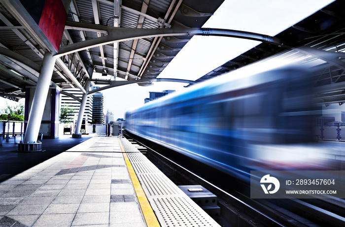 Concepto de viajes, estación de Tailandia, Bangkok, Skytrain. Vagón de ferrocarril y velocidad