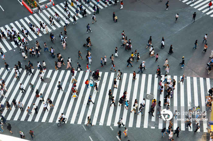 渋谷交差点を歩く人々