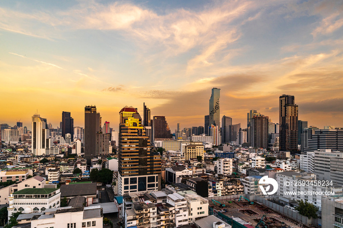 曼谷城市天际线的城市景观，以日落的天空为背景，曼谷城市是T的现代大都市