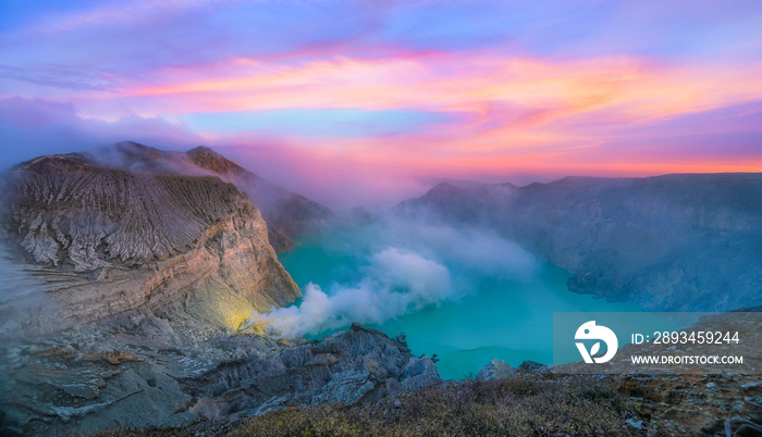 日出时Kawah Ijen的全景景观。印尼最著名的旅游景点。