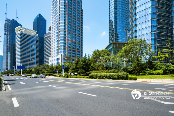 空荡荡的高速公路，有青岛的城市景观和天际线。