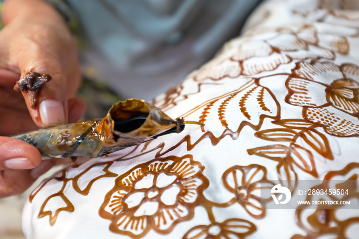 在织物上画水彩制作蜡染是印尼文化的一部分