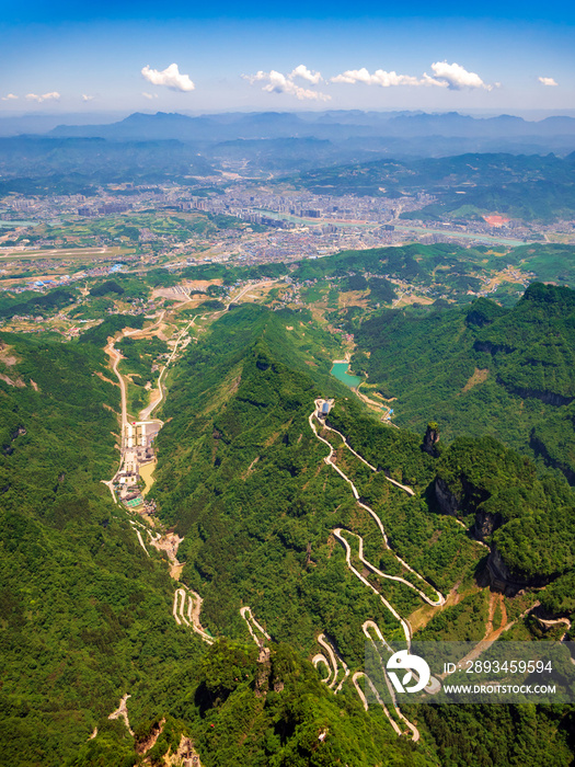 中国天门市通往山区的弯道鸟瞰图