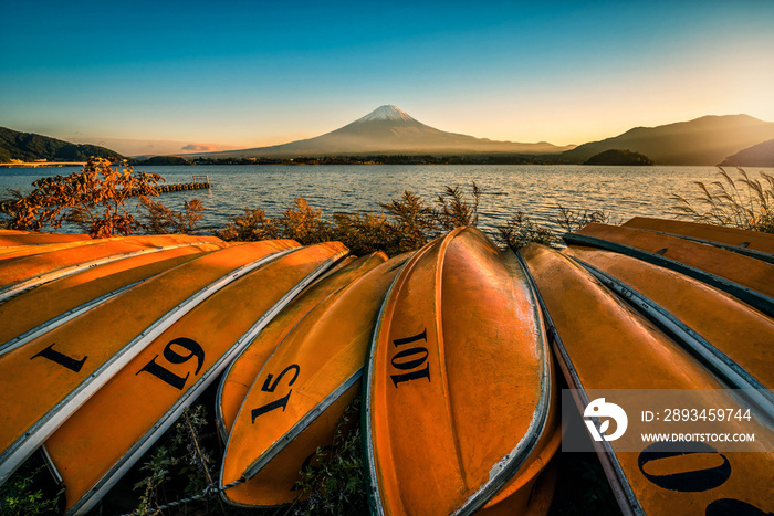 日落时分，日本富士河河口湖上的富士山和船。