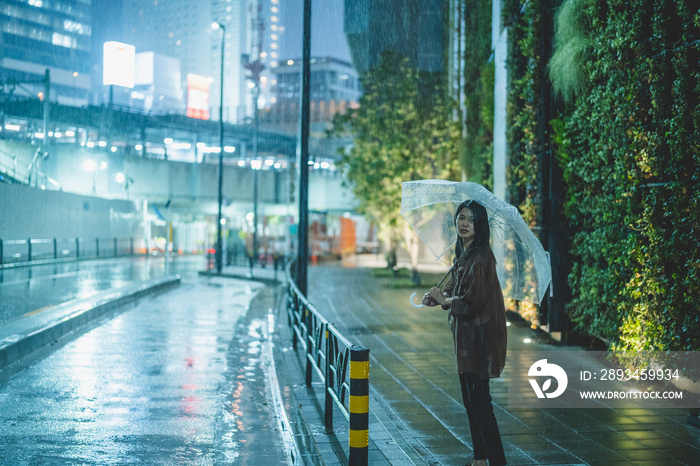 雨の都会の女性