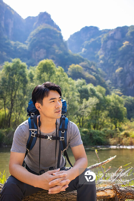 年轻男子户外徒步旅行