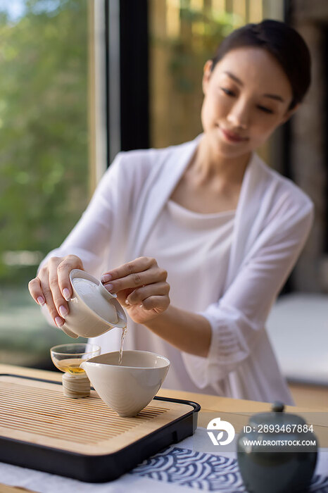 年轻女子在茶室里品茶