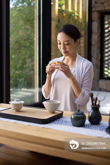 年轻女子在茶室里品茶