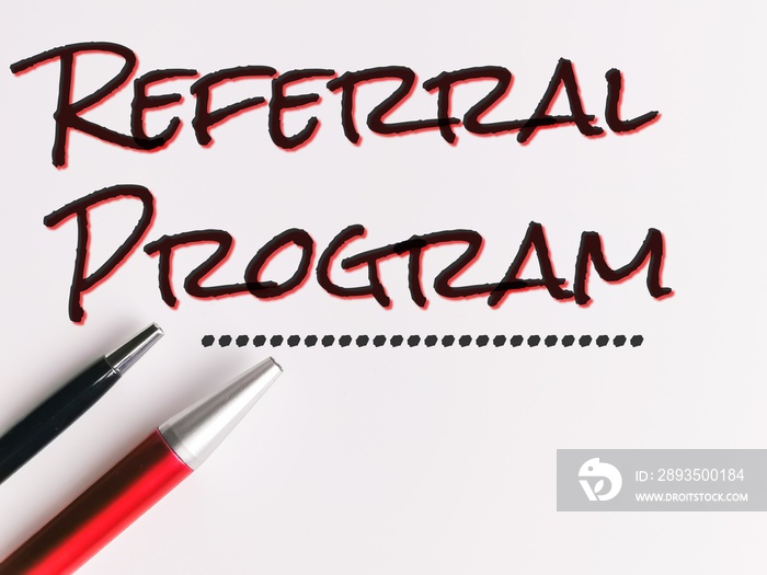 商业概念。选择性对焦笔，隔离在白色背景上，带文本REFERRAL PROGRAM。