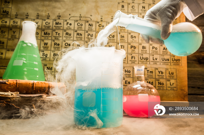 学校配备彩色烧杯的学术化学实验室