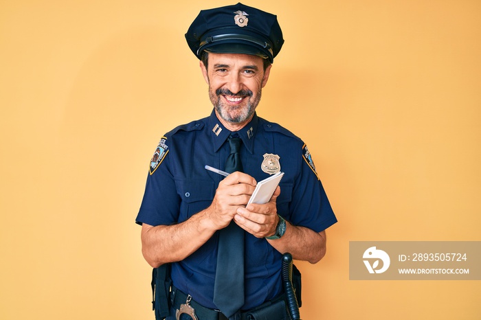身穿警服的中年西班牙男子写着交通罚款，带着快乐和冷静的笑容
