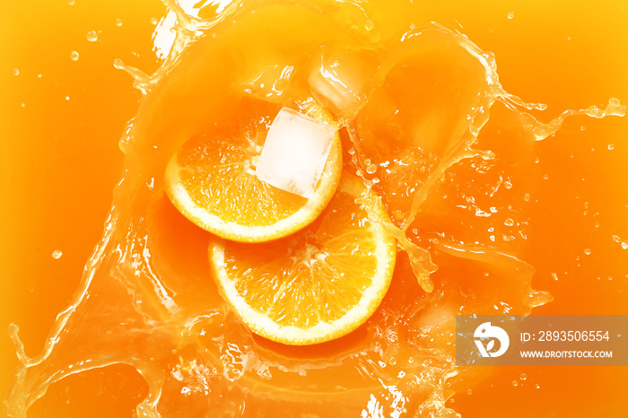 橙子片和冰块掉到果汁里，俯视图