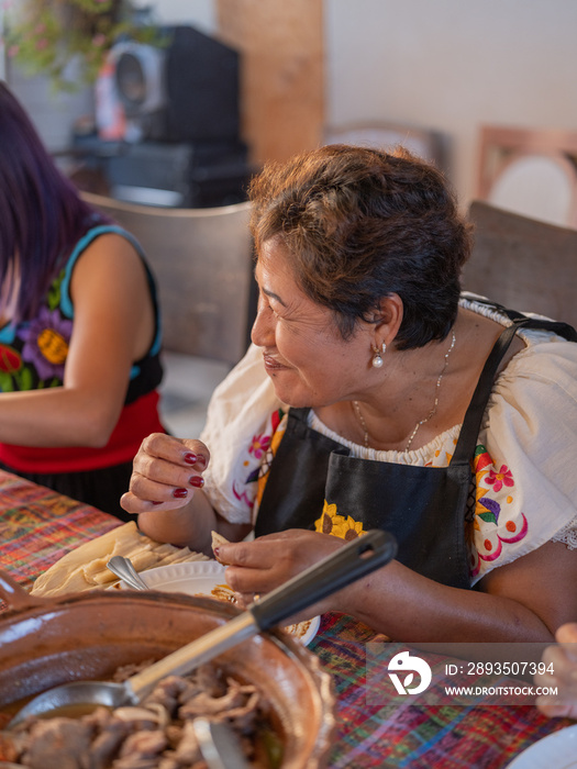 土著妇女在餐桌上享用美食