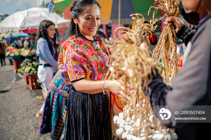 Mujer guatemalteca comprando是当地商品的供应商。