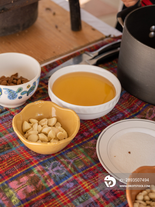 装满土著食品所需食材的碗的俯视图