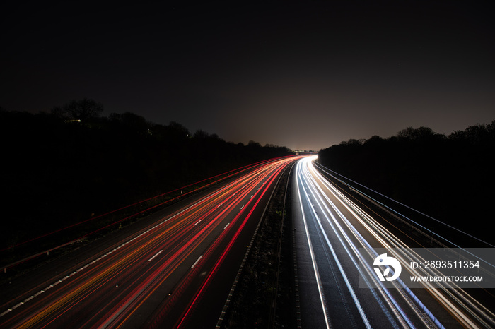 红绿灯在夜间尾随高速公路