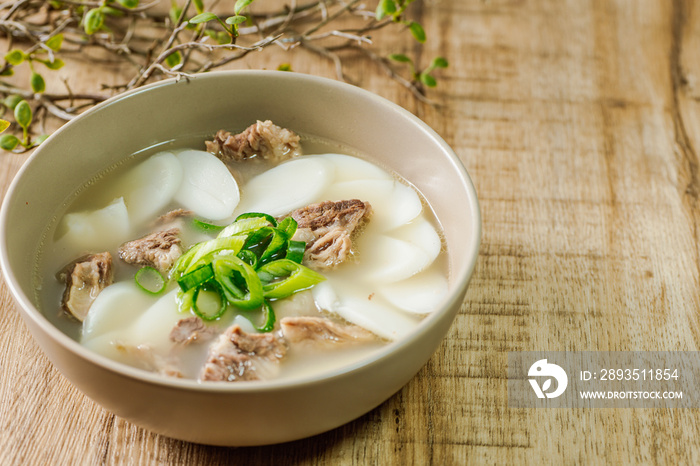 겨울 한국 음식 소고기 떡국 요리