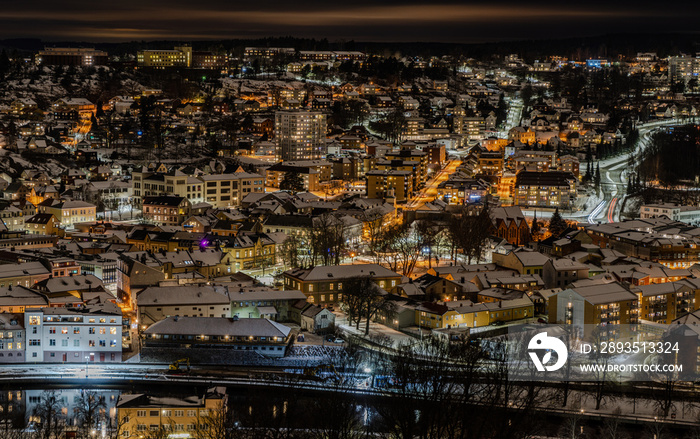 冬日夜晚的挪威城市哈尔登