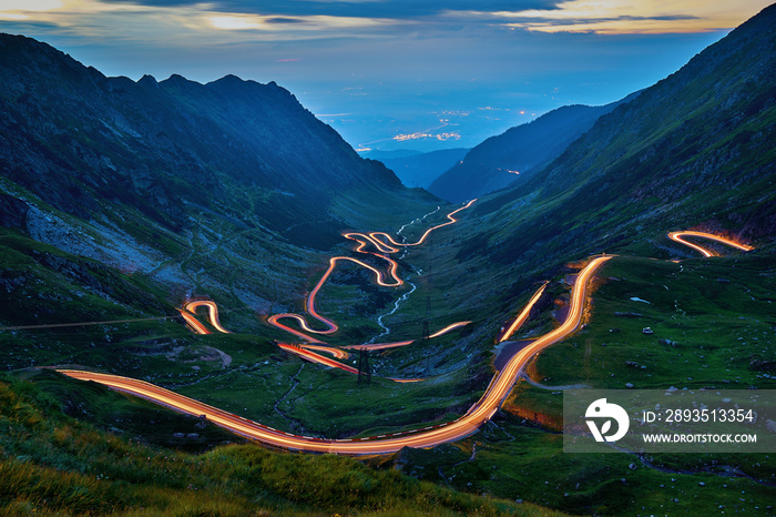 罗马尼亚夜间的Transfagarasan高速公路