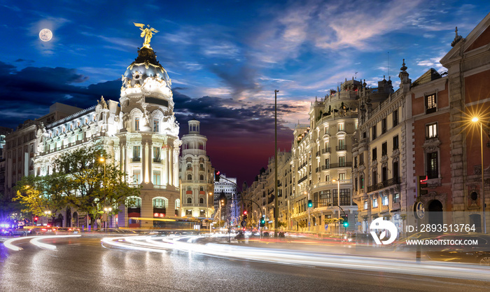 Gran Via Einkaufsstraße in Madrid nach Sonnenuntergang mit Vollmond