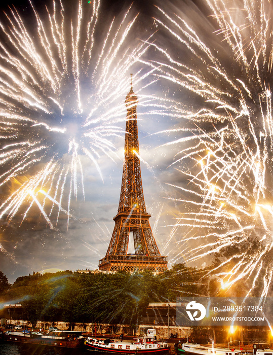 巴黎埃菲尔铁塔上的烟花新年