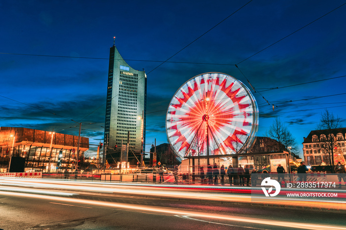 Weihnachtsmarkt am Augustusplatz in der Altstadt von Leipzig, Sachsen, Deutschland