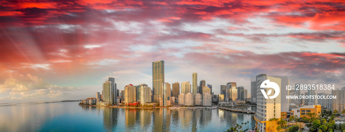 日出时迈阿密市中心和Brickell Key的全景鸟瞰图