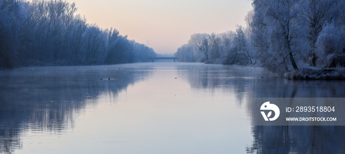 Winterlicher Anblick mit Raureif auf Lechkanal bei Ostendorf wo der Fluss Lech und der Lechkanal zus