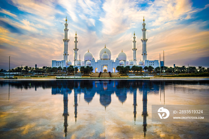 谢赫·扎耶德大清真寺和日落喷泉倒影-阿拉伯联合酋长国阿布扎比（UA）