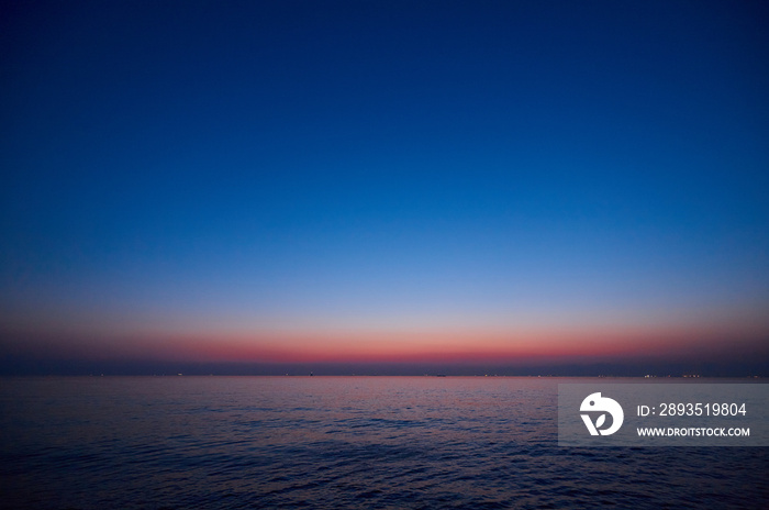 鮮やかで綺麗な海の夕焼けの風景