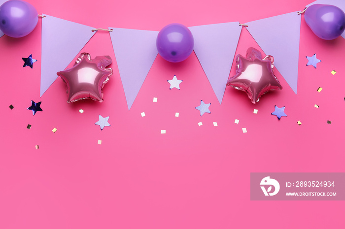 粉红色背景上美丽的气球、五彩纸屑和花环