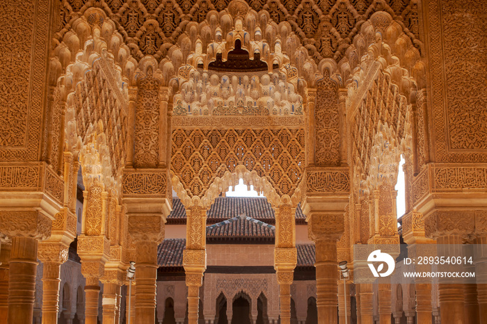 hermoso detalle de la arquitectura nazarí de la alhambra de Granada, Andalucía