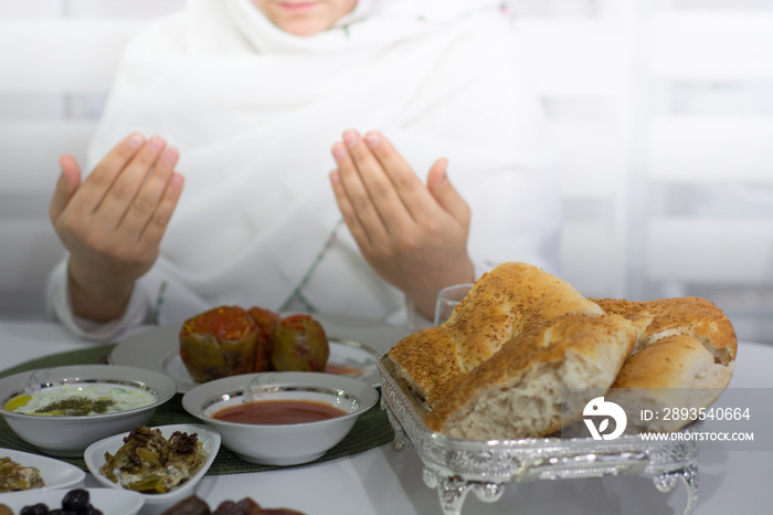 斋月的食物和祈祷的女人