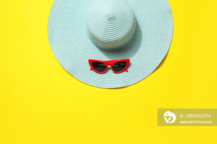 时尚沙滩帽，彩色背景带太阳镜