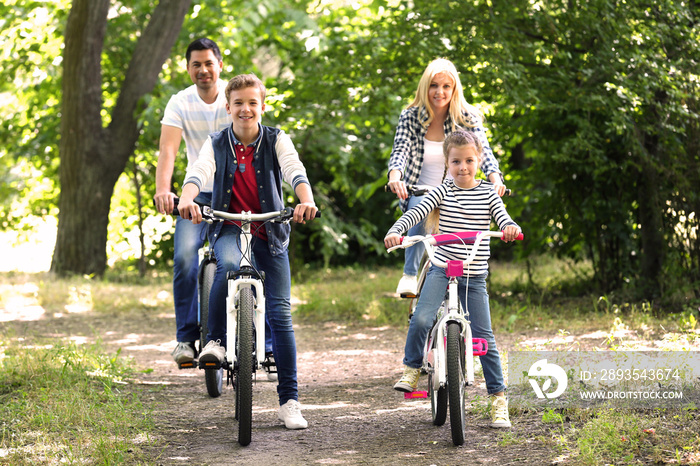 快乐的一家人在公园里骑自行车