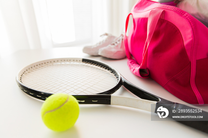 网球用品和女性运动包的特写