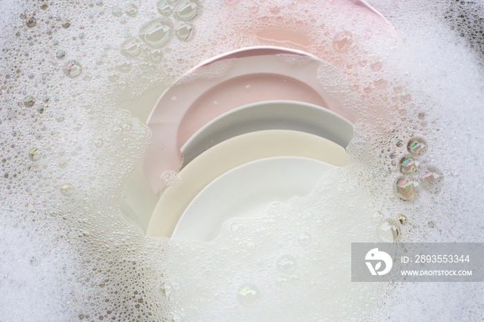 洗碗，浸泡在厨房水槽中的餐具特写。