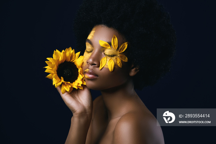 脸上画着向日葵和创意妆容的非洲女人