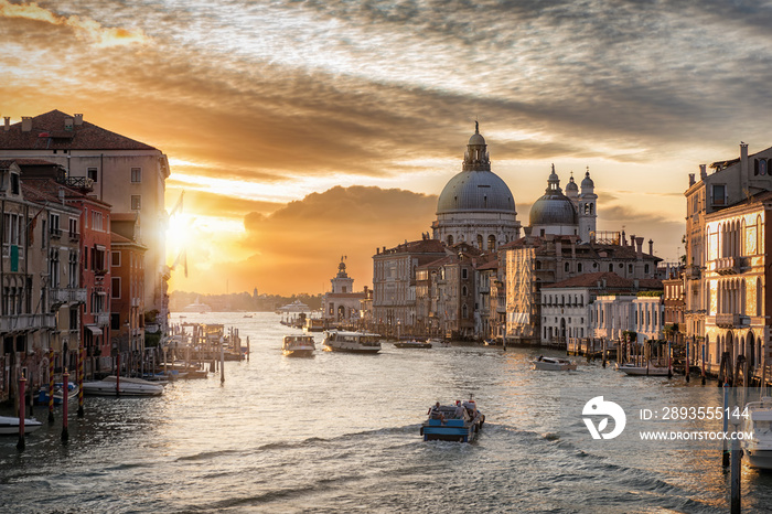 位于意大利Venedig的Der Canal Grande，bei Sonnenaufgang