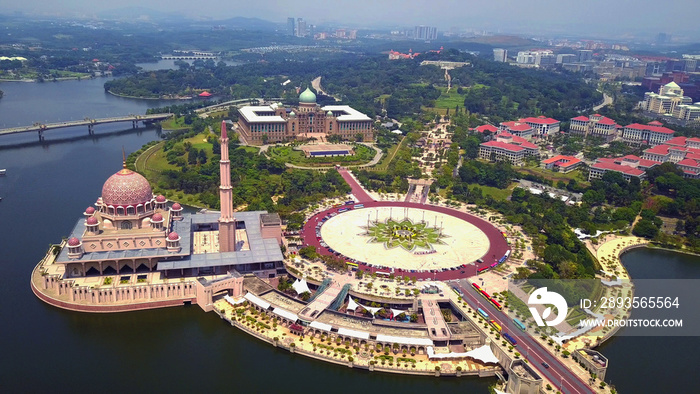 Putra清真寺鸟瞰图，带花园景观设计和Putrajaya湖，Putrajaya.最著名