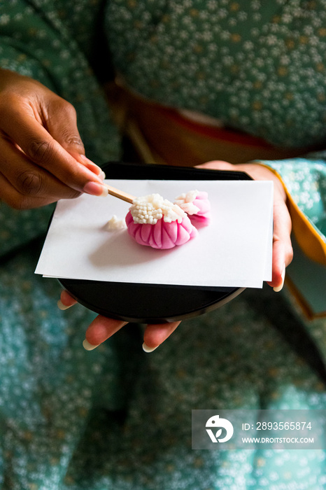 黑女人用木牙签切Wagashi，日本传统糖果