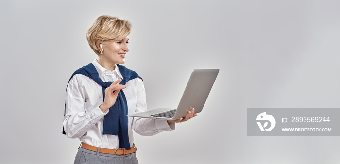 优雅的中年高加索女性穿着商务装，手里拿着笔记本电脑
1769069493,回收箭头按钮矢量图标