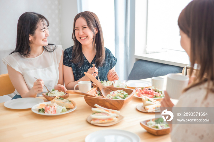 食事会で美味しい料理を食べる女性たち（爆笑）