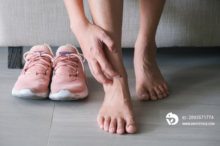 Men wear canvas shoes, he scratches legs and feet with itchy skin. Caused by  of shoes