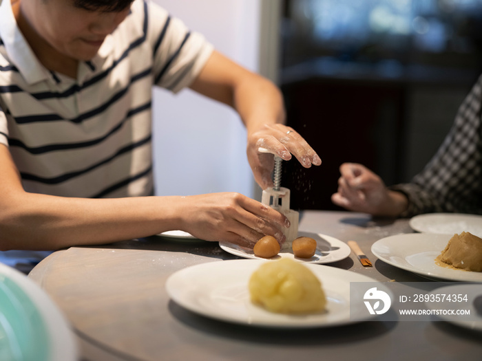 男人在家做月饼