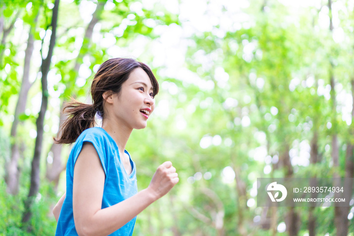 自然の中でランニングをする若い女性