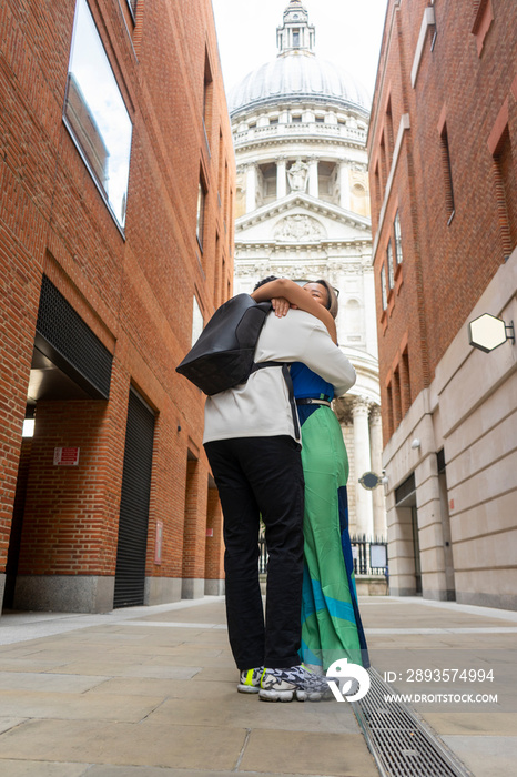 United Kingdom, London, Tourist couple with�St Pauls�Cathedral in background